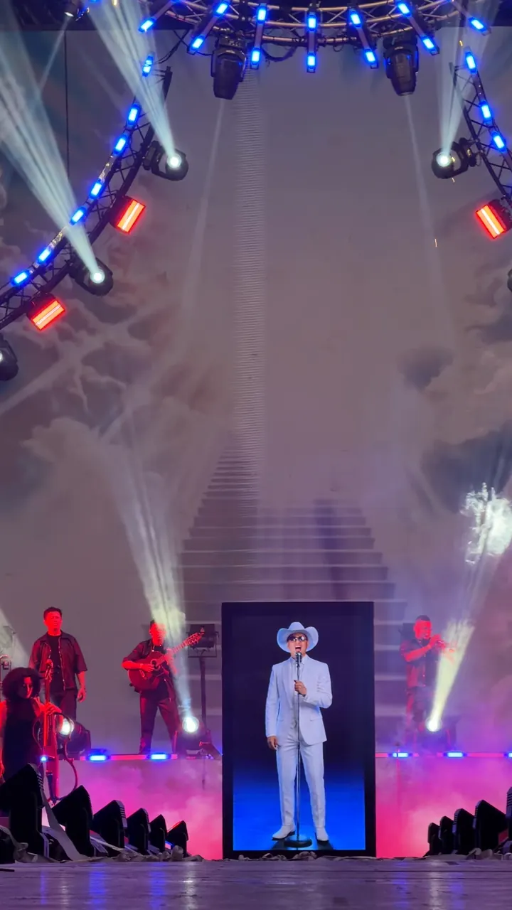Avatar de Yeison Jiménez cantando en pantalla vertical durante el tributo en el Estadio El Campín, con pirotecnia